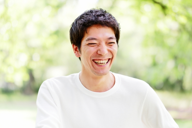 からかう男性