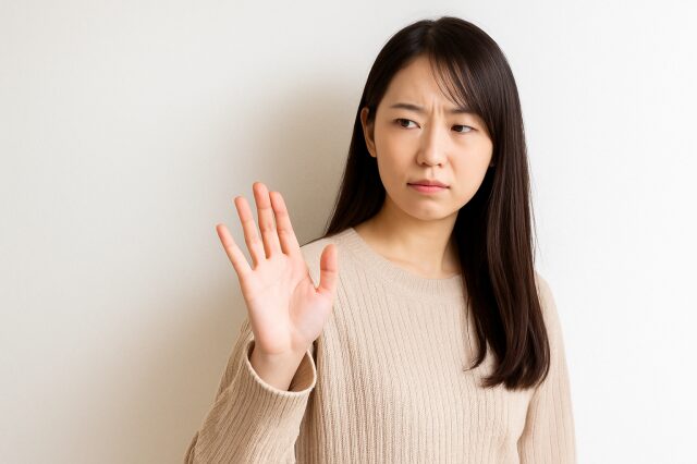 関わりを避ける女性