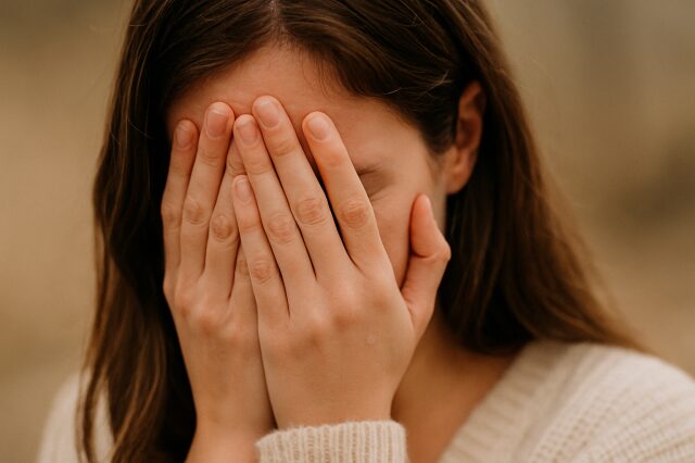 泣いている女性