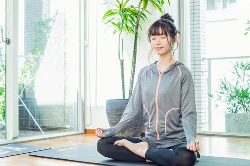 波動を整えている女性